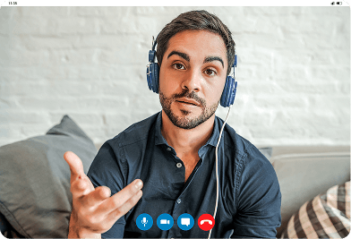 Homem em uma videochamada de atendimento online usando fones de ouvido