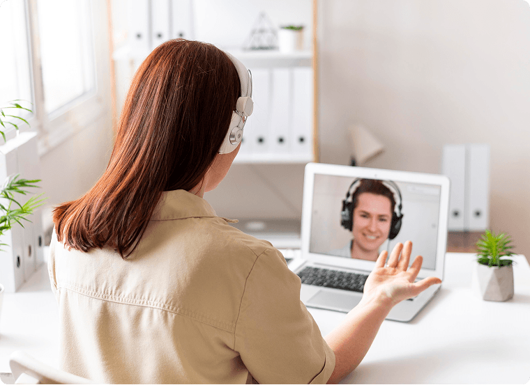 Profissional fazendo uma videochamada de atendimento no notebook em um escritório